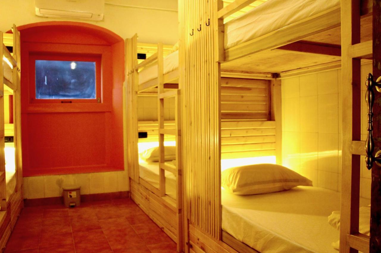 Gosolo Stays Bandra Hostel Bombay Exterior foto